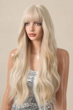 As Blonde Golvende Pruik met Pony
