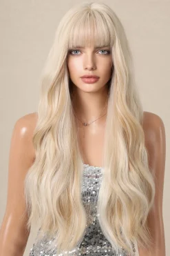 As Blonde Golvende Pruik met Pony