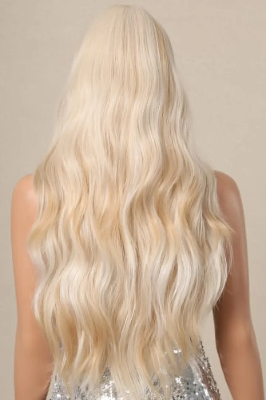 As Blonde Golvende Pruik met Pony