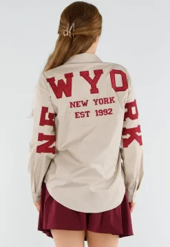 Beige Blouse met Rode NY Patchletters en Knoopsluiting