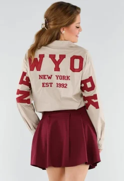 Beige Blouse met Rode NY Patchletters en Knoopsluiting