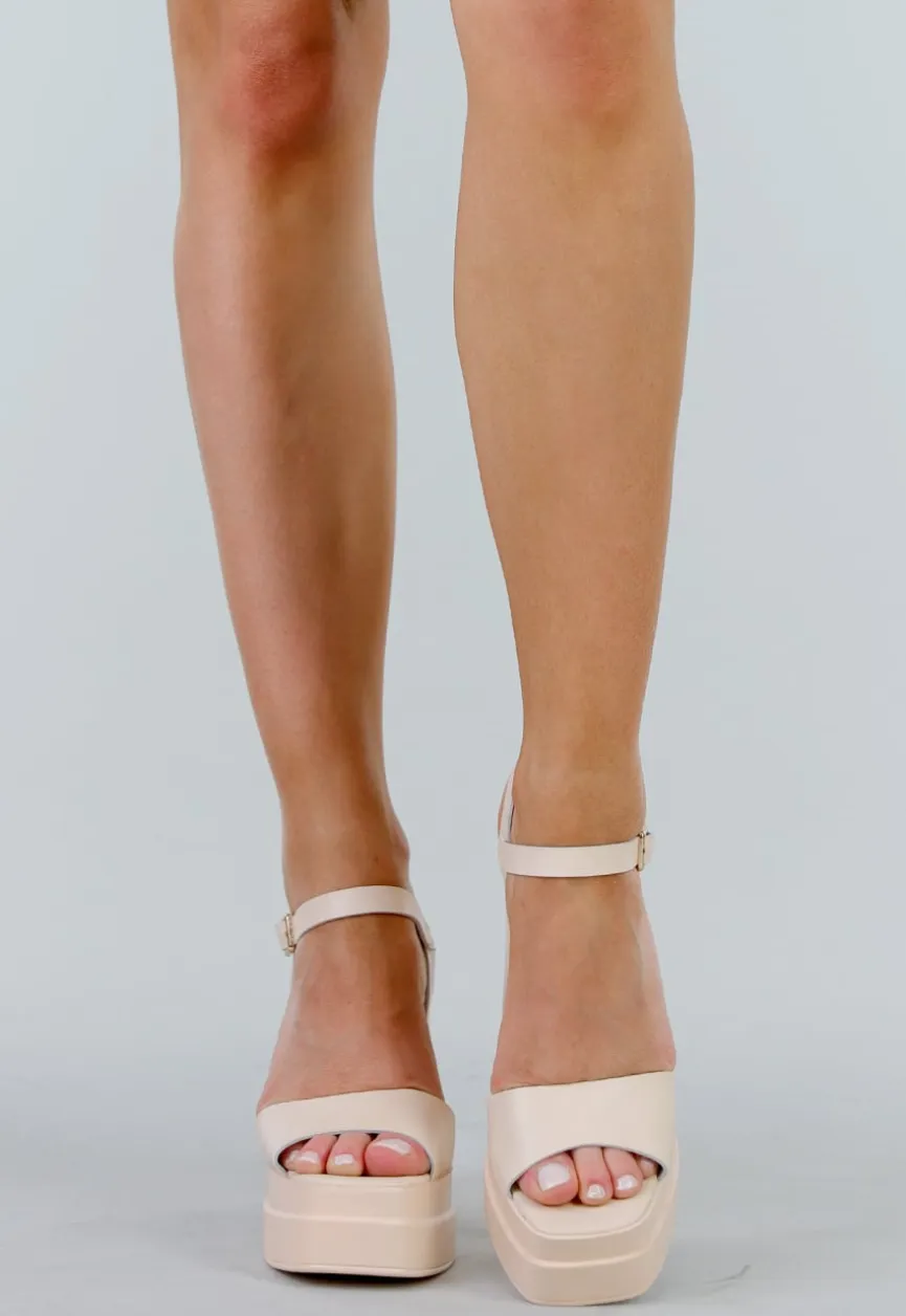 Beige Dames Sandalen van Faux Leer met Verhoogde Zool en Zilveren Gesp