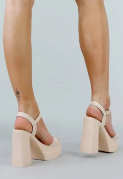 Beige Dames Sandalen van Faux Leer met Verhoogde Zool en Zilveren Gesp