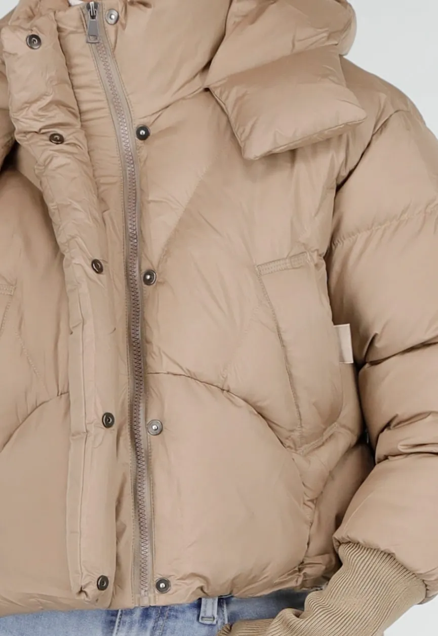 Beige Puffer Jas met Capuchon en Hoge Kraag