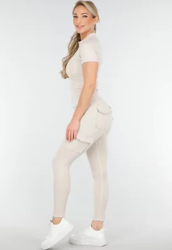 Beige Sportset met Cargozakken en Scrunch