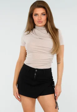 Beige Top met Gedrapeerde Details en Subtiele Glans
