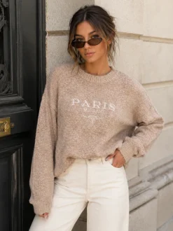 Beige Trui met Witte Tekstopdruk en Lange Mouwen