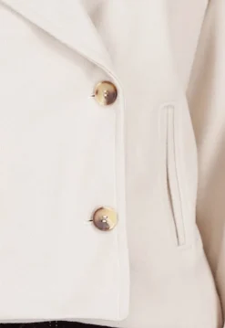 Beige Wollook Jas met Dubbele Rij Knopen en Brede Reverskraag