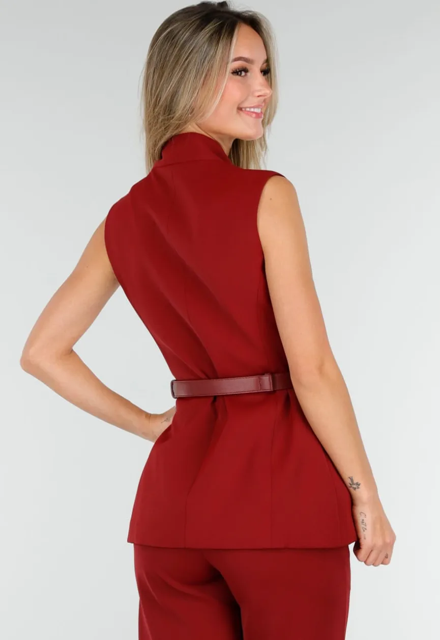 Bordeaux Matchende Set met Mouwloze Top, Statement Riem en Wide Leg Broek