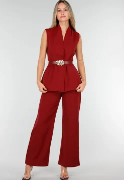 Bordeaux Matchende Set met Mouwloze Top, Statement Riem en Wide Leg Broek