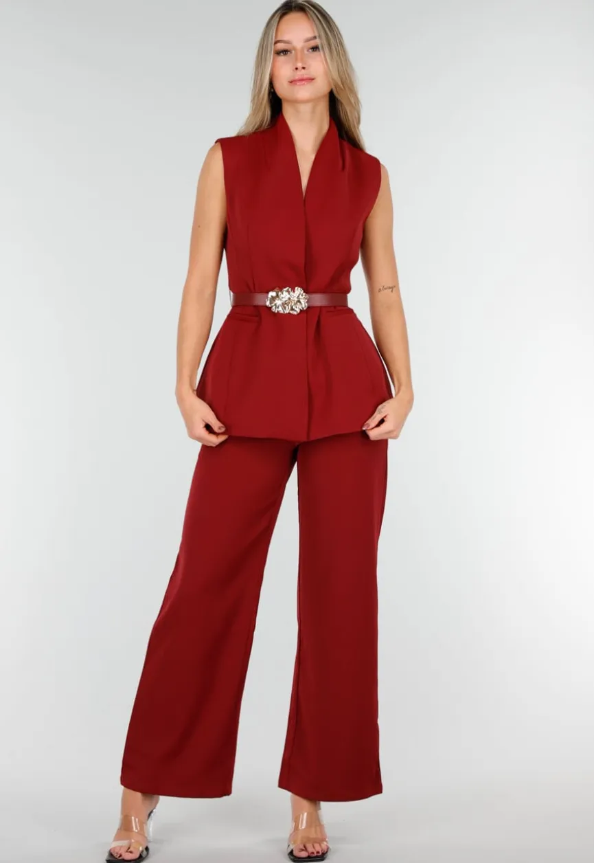 Bordeaux Matchende Set met Mouwloze Top, Statement Riem en Wide Leg Broek