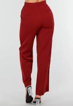 Bordeaux Matchende Set met Mouwloze Top, Statement Riem en Wide Leg Broek