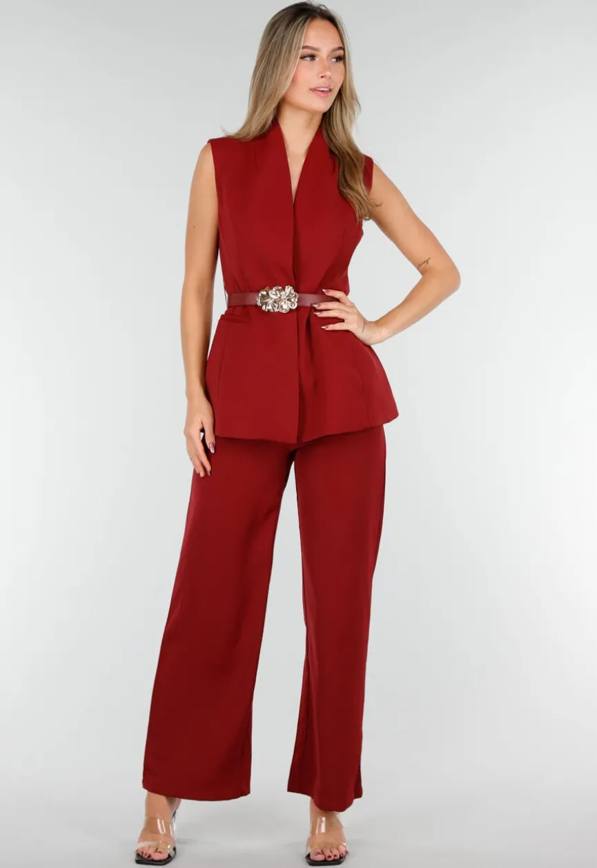 Bordeaux Matchende Set met Mouwloze Top, Statement Riem en Wide Leg Broek