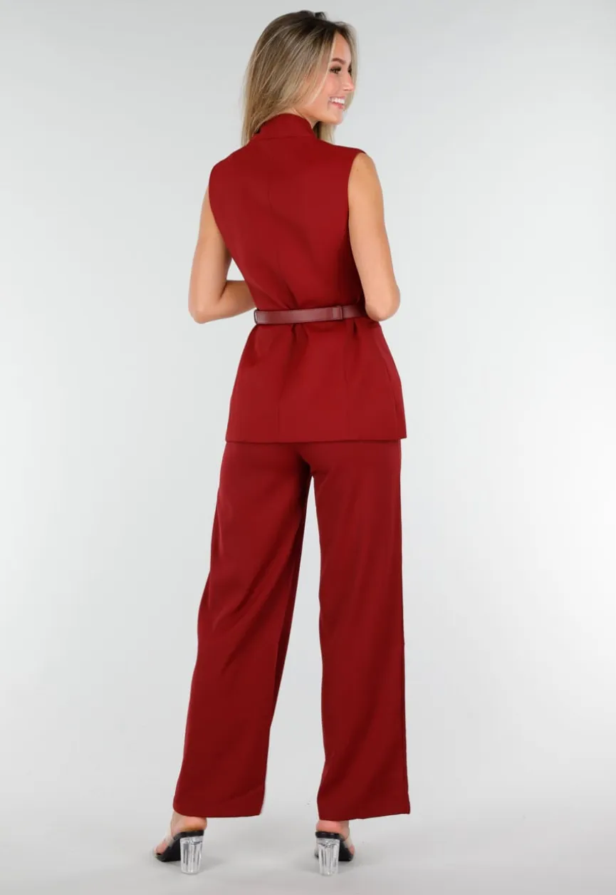 Bordeaux Matchende Set met Mouwloze Top, Statement Riem en Wide Leg Broek