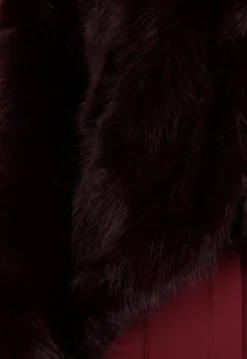 Bordeauxrode Faux Fur Jas met Capuchon