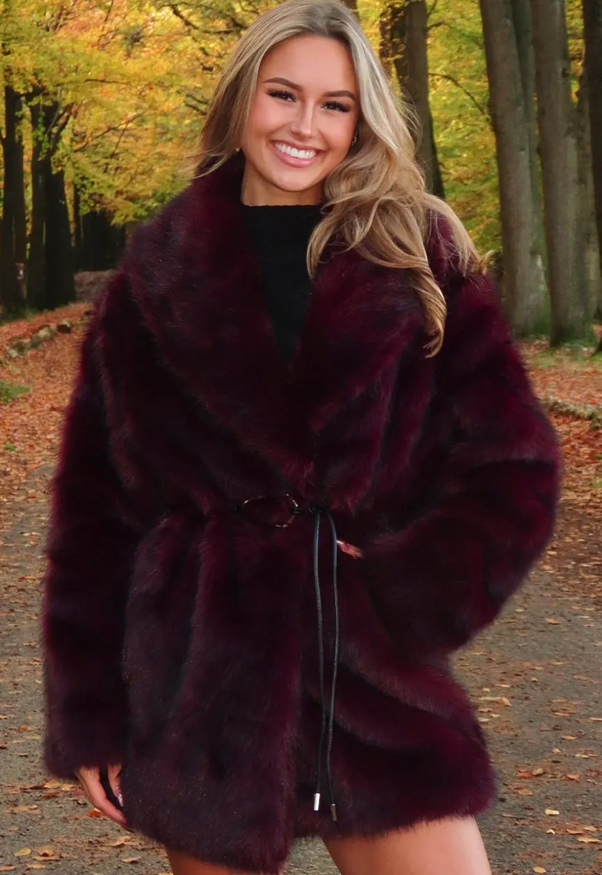 Bordeauxrode Faux Fur Jas met Ceintuur en Brede Kraag