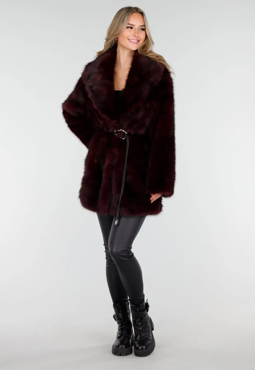 Bordeauxrode Faux Fur Jas met Ceintuur en Brede Kraag