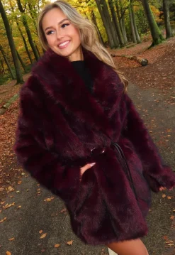 Bordeauxrode Faux Fur Jas met Ceintuur en Brede Kraag