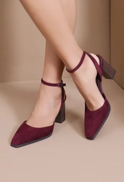 Bordeaux Suède Enkelband Pumps met Blokhak