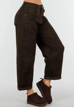 Bruine Barrel Jeans met Subtiele Animalprint en Omgeslagen Zoom