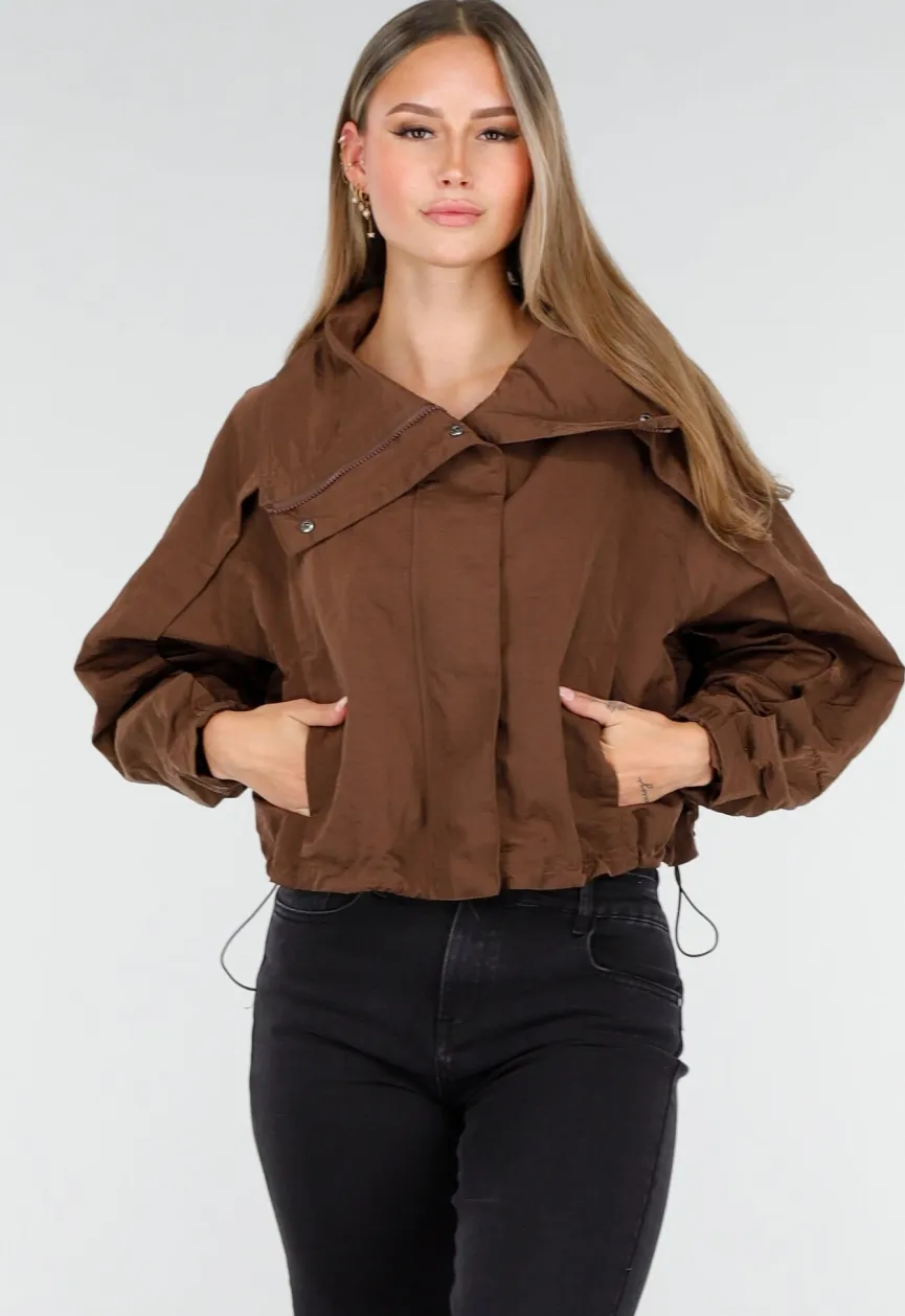 Bruine Cropped Windbreaker Jas met Brede Kraag