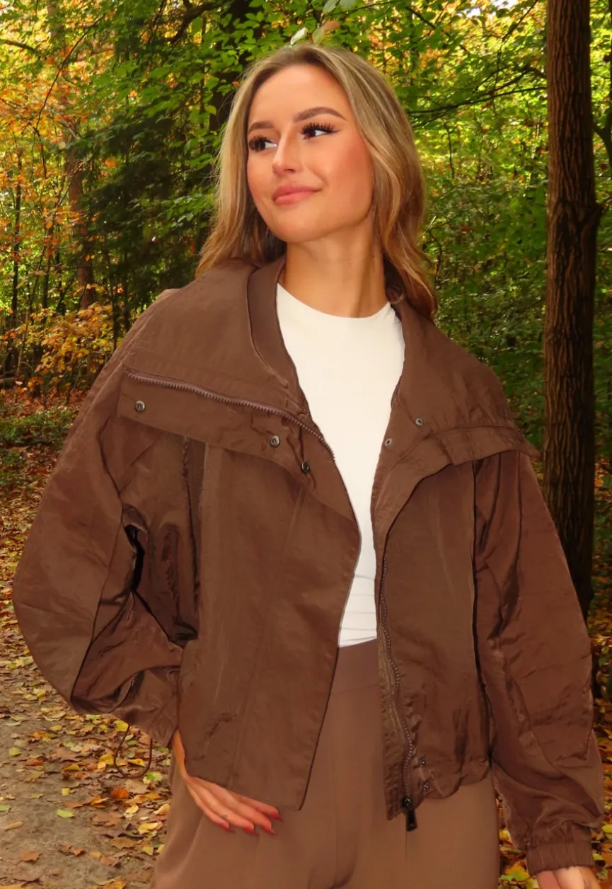 Bruine Cropped Windbreaker Jas met Brede Kraag
