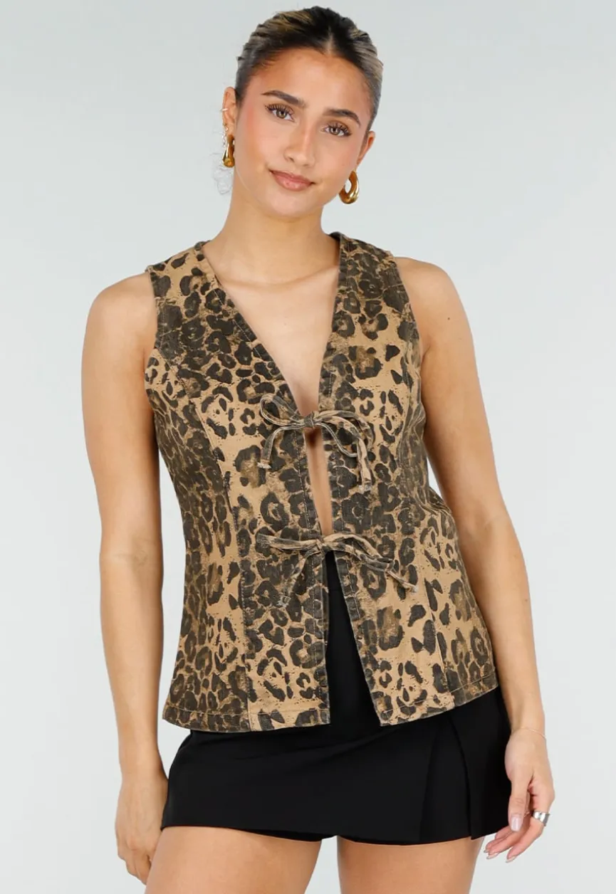 Bruine Denim Leopard Print Top met Striksluiting en Mouwloos Model