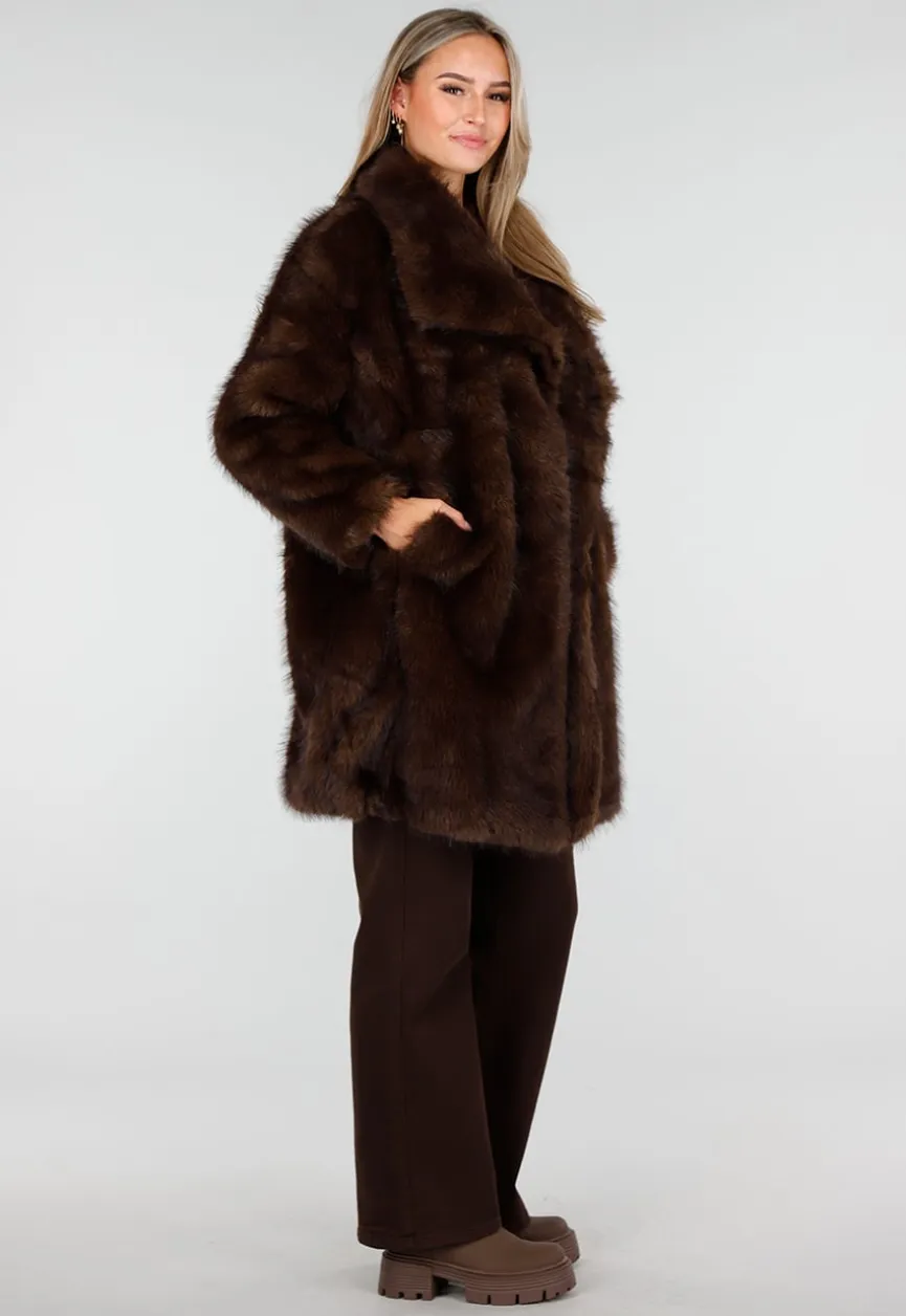 Bruine Faux Fur Jas met Brede Reverskraag