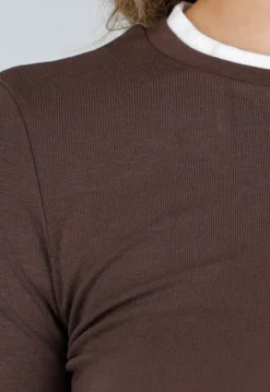 Bruine Longsleeve Top met Witte Boorden aan Hals en Mouwen