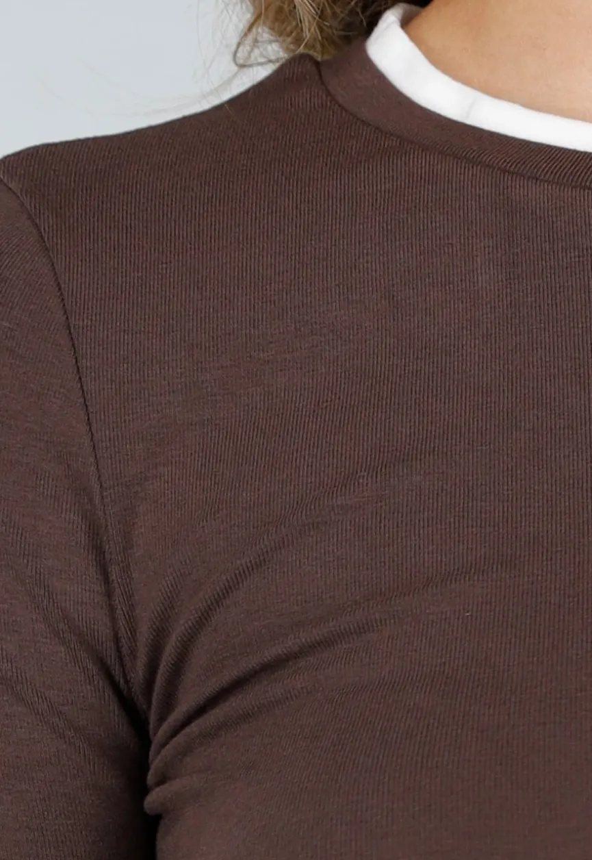 Bruine Longsleeve Top met Witte Boorden aan Hals en Mouwen