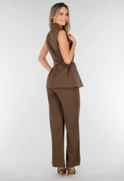Bruine Matchende Set met Mouwloze Top, Statement Riem en Wide Leg Broek