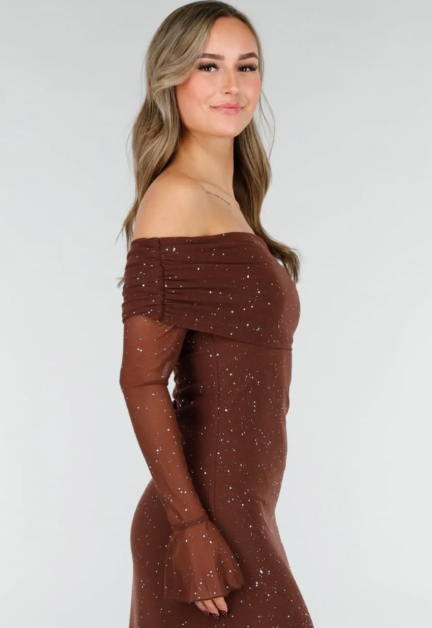 Bruine Off Shoulder Maxi Glitter Jurk met Lange Mouwen