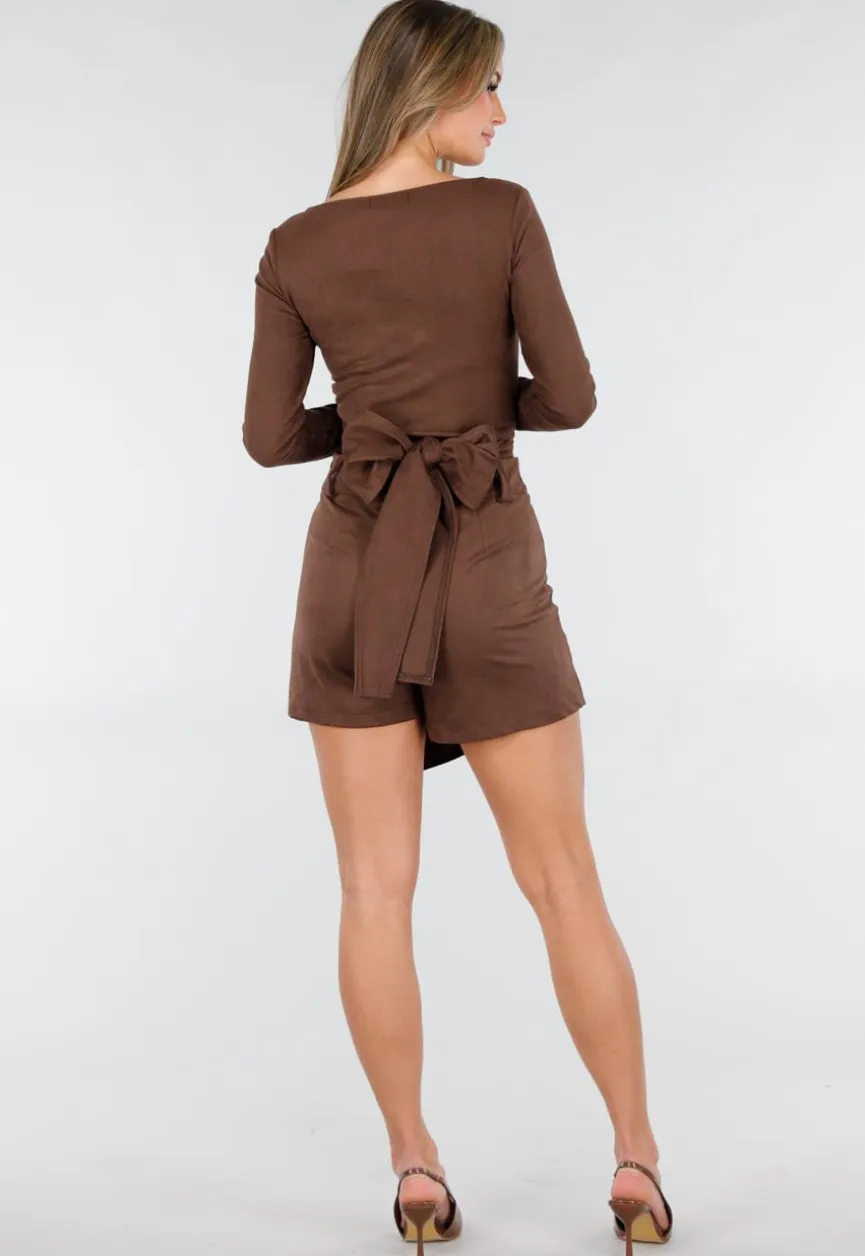 Bruine Overslag Top met Lange Mouwen en Subtiele Plooidetails