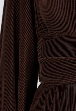 Bruine Plissé Jurk met Hoge Hals en Ruched Taille