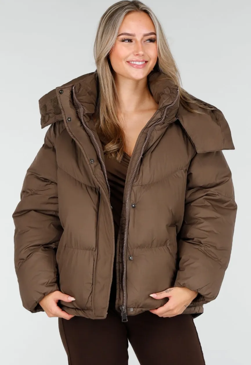 Bruine Puffer Jas met Hoge Kraag en Capuchon