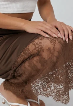 Bruine Satijnen Midi Rok met Transparante Kanten Zoom