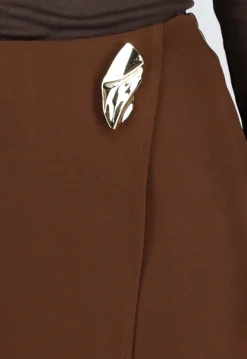 Bruine Skort met Asymmetrische Overslag en Gouden Detail