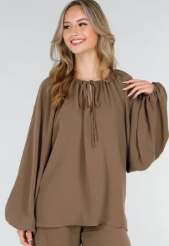 Bruine Stretch Blouse met Striksluiting en Wijde Mouwen