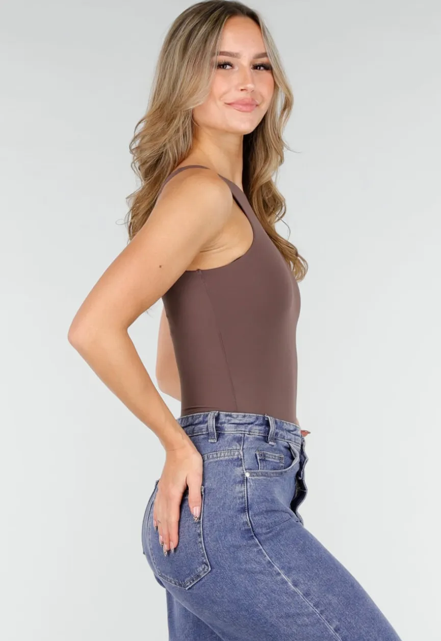 Bruine Stringbody met Hoge Halslijn en Naadloze Aansluitende Pasvorm