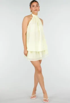 Butter Yellow Halter Jurk met Gelaagde Rok en Open Rug