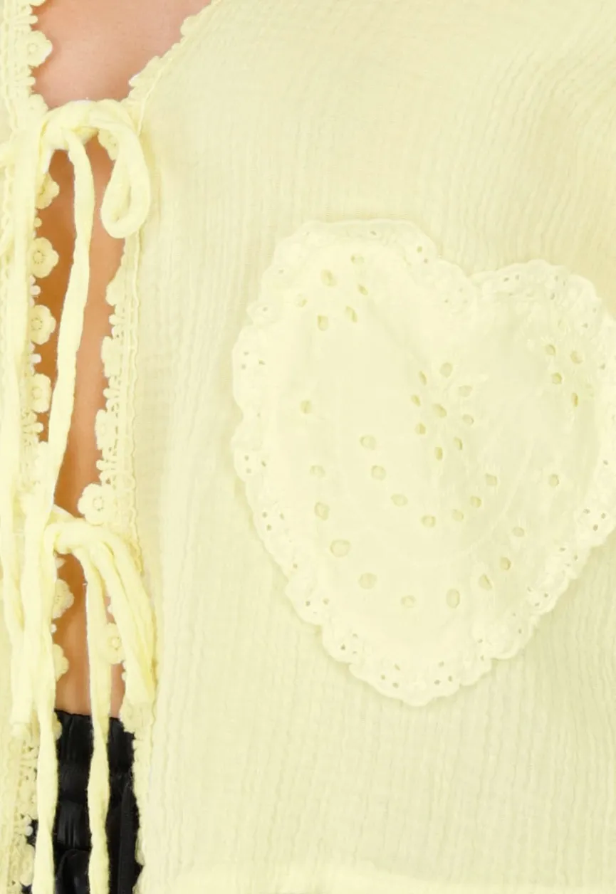 Butter Yellow Knoopblouse met Hartvormige Broderiezakken en Striksluiting