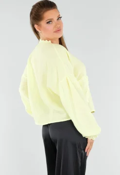 Butter Yellow Knoopblouse met Hartvormige Broderiezakken en Striksluiting