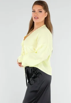 Butter Yellow Knoopblouse met Hartvormige Broderiezakken en Striksluiting