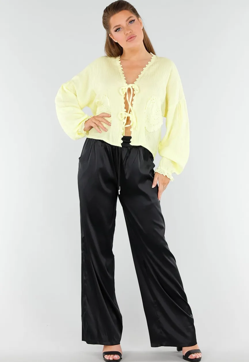 Butter Yellow Knoopblouse met Hartvormige Broderiezakken en Striksluiting