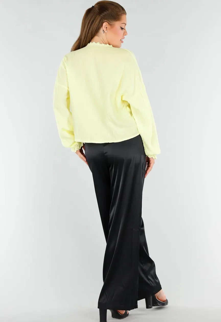 Butter Yellow Knoopblouse met Hartvormige Broderiezakken en Striksluiting