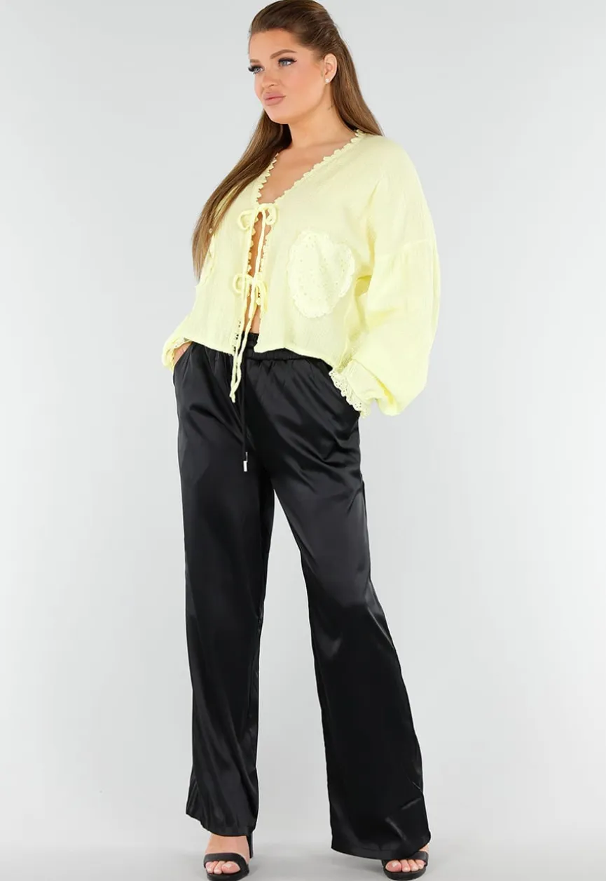 Butter Yellow Knoopblouse met Hartvormige Broderiezakken en Striksluiting
