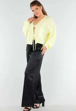 Butter Yellow Knoopblouse met Hartvormige Broderiezakken en Striksluiting