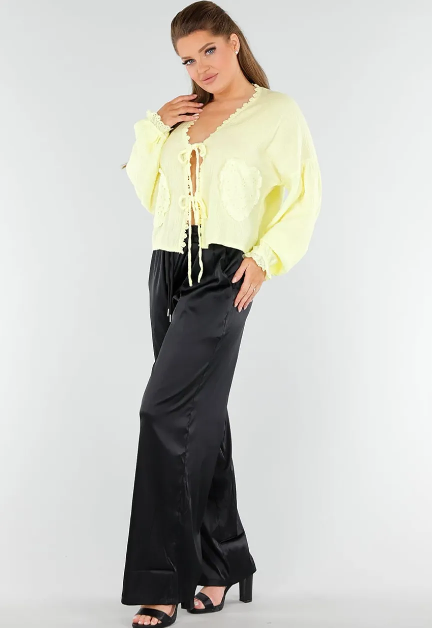 Butter Yellow Knoopblouse met Hartvormige Broderiezakken en Striksluiting