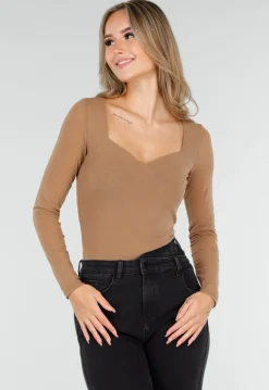 Camelkleurige Top met Lange Mouwen en Diepe Halslijn