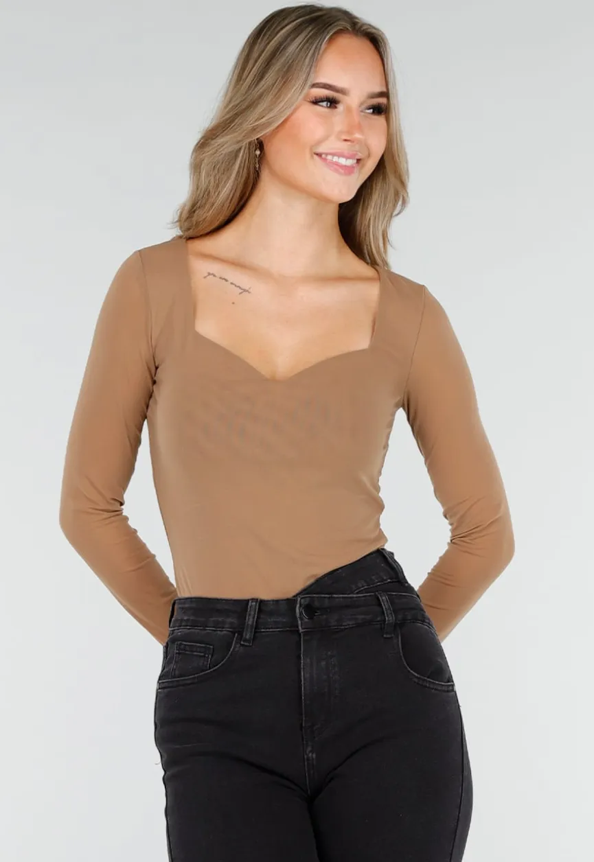 Camelkleurige Top met Lange Mouwen en Diepe Halslijn